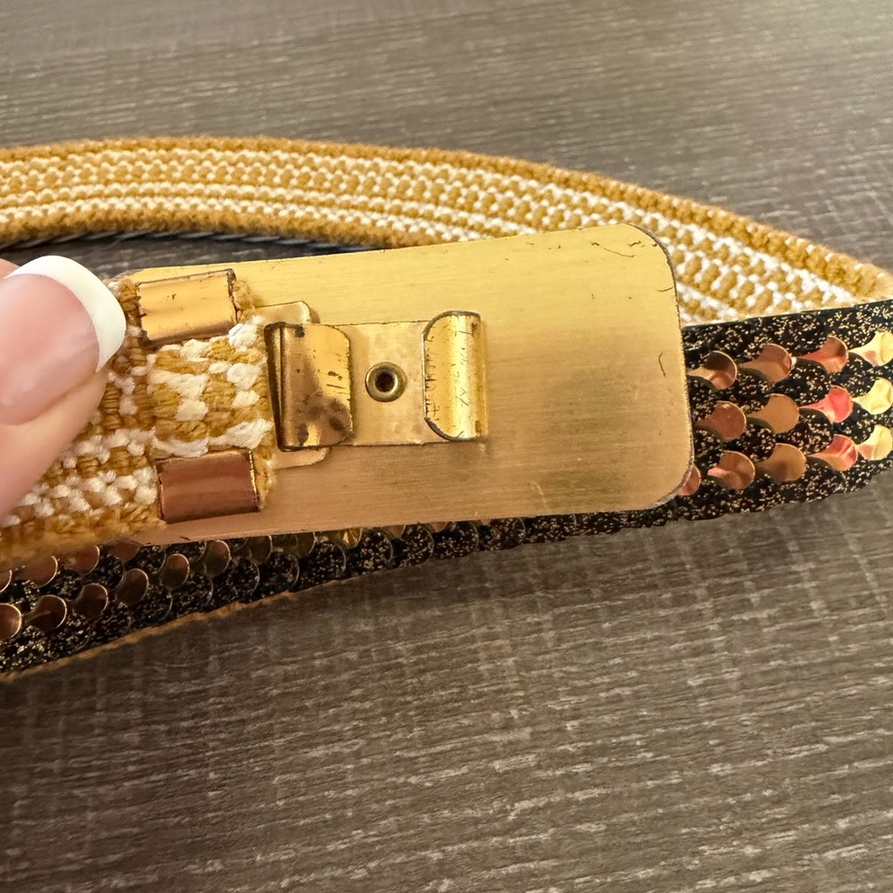 Vintage 1980s Gold Tone Fish Scale Elastic Stretch Belt with Floral Buckle - Picture 4 of 4